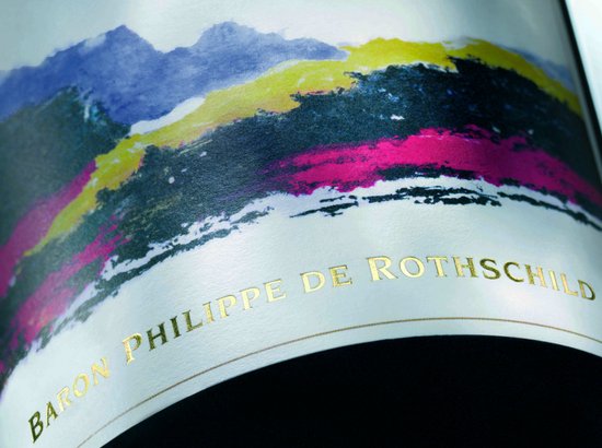 Ein kunstvoll gestaltetes Weinetikett mit lebhaften Farben, das die Aufschrift 'Baron Philippe de Rothschild' in Gold zeigt.