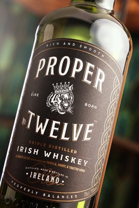 Eine Flasche Proper Twelve Irish Whiskey mit einem markanten Tiger-Logo und eleganter Schrift auf dem Etikett.