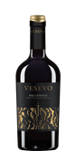 Die Flasche Vesevo Aglianico hebt sich durch ihr elegantes, goldverziertes Etikett und die schlichte schwarze Verpackung hervor.