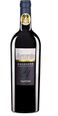 Ein hochwertiger italienischer Rotwein in einer schlanken Flasche, die mit einem glänzenden goldenen Aufkleber für Auszeichnungen versehen ist.