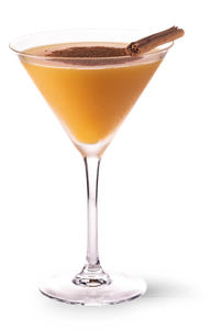 Der Cocktail, gefüllt mit einer samtigen, goldenen Flüssigkeit, wird durch eine Zimtstange geschmackvoll verziert und wirkt ansprechend.