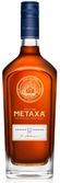 Die Flasche Metaxa 12 Jahre zeigt ein klassisches Design mit einem blauen Deckel und einem goldenen Emblem auf der Vorderseite.