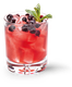 Ein Cocktail mit einer leuchtend roten Farbe, der mit Eiswürfeln und dunklen Beeren gefüllt ist, verziert mit Minze.