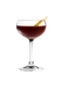 Ein elegantes Cocktailglas mit einem tiefbraunen Getränk, garniert mit einer gelben Zitrusschale.