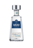 Eine elegante Flasche Tequila 1800 Blanco mit einem klaren, modernen Design und einem silbernen Verschluss.