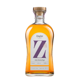Eine elegante Flasche mit einem klaren, goldenen Obstbrand, beschriftet mit 'Alte Zwetschge' und einem stilisierten 'Z'.