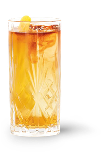Ein erfrischender Cocktail in einem klaren, facettierten Glas, das mit einer Zitrusfrucht dekoriert ist und Eiswürfel enthält.