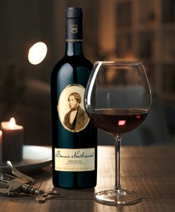 Eine elegante Weinflasche mit dem Etikett 'Baron Nathaniel' steht neben einem großen Weinglas auf einem Holztisch.