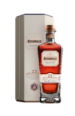 Eine edle Flasche Bushmills 25 Jahre alten irischen Whiskeys steht neben einer eleganten Verpackung, die die Tradition betont.