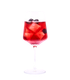 Rubinroter, perlender Drink mit Eiswürfeln und dunklen Beeren in einem hohen Stielglas vor weißem Hintergrund.