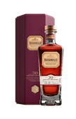 Eine edle Flasche Bushmills 30 Jahre alten Single Malt Whiskey steht vor einer eleganten, lila Verpackung.