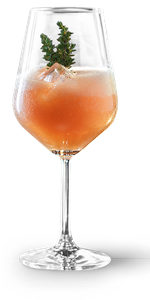 Das Glas zeigt ein sprudelndes Getränk in einem warmen Farbton, verziert mit frischem Thymian für einen aromatischen Akzent.