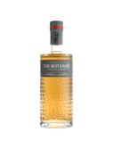 Die Flasche des Islay Cask Aged Gins präsentiert sich mit einem klaren, minimalistischen Etikett und einer warmen, goldenen Farbe.