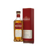 Eine Flasche 14 Jahre alten Bushmills Single Malt Whiskey steht elegant neben einer roten Verpackung.