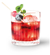 Ein erfrischender Cocktail in einem klaren Glas, gefüllt mit Eiswürfeln und roten Flüssigkeiten, garniert mit Minze und Beeren.