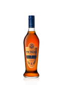 Eine elegante Flasche Metaxa mit blauer Kappe und goldenen Details, die auf einem weißen Hintergrund steht.