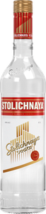 Eine Flasche Stolichnaya Wodka mit einem eleganten Design und goldener Kappe, die auf einem weißen Hintergrund steht.