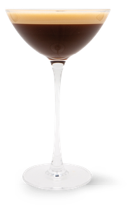 Ein elegantes Cocktailglas mit einer Schicht aus dunklem Kaffee und einer cremigen Schaumkrone oben drauf.