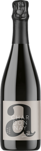 Eine elegante Flasche alkoholfreier Chardonnay mit einem stilvollen Etikett und einem modernen Design, das ins Auge fällt.