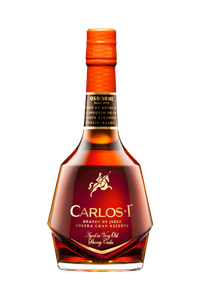 Ein edler Carlos I Brandy, der in einer kunstvoll gestalteten Flasche präsentiert wird, perfekt für besondere Anlässe und Feiern.