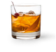 Ein Glas mit einem goldenen Getränk, gefüllt mit Eiswürfeln, einer Kirsche und einem Stück Zitrone, auf einem dunklen Untergrund.