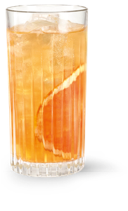 Ein kühles Getränk in einem gerippten Glas, das mit Eis gefüllt ist und eine leuchtend orangefarbene Orangenscheibe enthält.