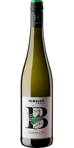 Ein hochwertiger Riesling in einer schlanken Flasche, die mit einem eleganten Etikett und einem grünen Verschluss versehen ist.