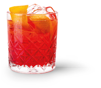 Ein erfrischendes Getränk in einem klaren Glas, gefüllt mit roten Flüssigkeiten und Eiswürfeln, garniert mit Orangenschalen.