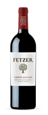 Eine Flasche Fetzer Cabernet Sauvignon mit einem eleganten Etikett und einem grünen Baum-Logo, vor schwarzem Hintergrund.