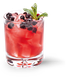 Ein Cocktail mit einer leuchtend roten Farbe, der mit Eiswürfeln und dunklen Beeren gefüllt ist, verziert mit Minze.