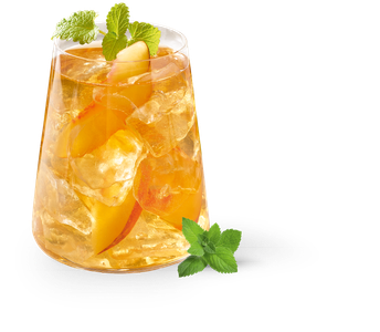 Ein Glas mit einem köstlichen, eisgekühlten Getränk, das Pfirsichstücke und Minze enthält, strahlt Sommerfrische aus.