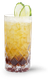 Ein kunstvoller Cocktail in einem klaren Glas, das mit Eis gefüllt ist, zeigt einen schönen Farbverlauf und wird mit Gurken dekoriert.