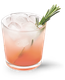 Ein Glas mit einem pinken Getränk, gefüllt mit Eis und garniert mit frischem Rosmarin, strahlt Sommerfrische aus.