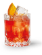 Ein erfrischender Drink in einem Kristallglas, gefüllt mit einem roten Getränk und dekoriert mit einer Orangenscheibe.