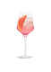 Ein elegantes Glas mit einem pinkfarbenen Getränk, gefüllt mit Eiswürfeln und einer Scheibe Grapefruit am Rand.
