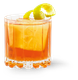 Das Glas enthält einen leuchtend orangefarbenen Cocktail, der mit Eis gefüllt ist und von einer Zitronenspirale geschmückt wird.