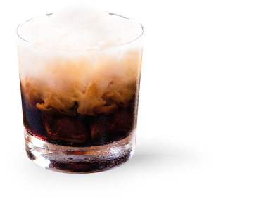 Ein Glas mit einem schokoladenbraunen Getränk, das mit Eiswürfeln gefüllt ist und eine cremige Schicht an der Oberfläche zeigt.