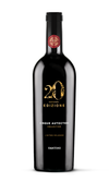 Ein edler Rotwein in einer kunstvoll gestalteten Flasche, die die 20-jährige Jubiläumsausgabe von Fantini feiert, zieht die Blicke auf sich.