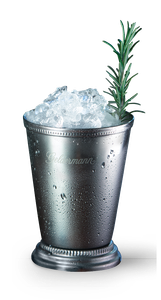 Ein eleganter silberner Becher gefüllt mit Eiswürfeln, garniert mit einem frischen Rosmarinzweig, strahlt Frische aus.