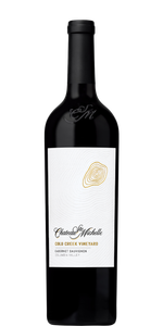 Die Flasche zeigt ein modernes Design mit einer weißen Etikette und goldener Schrift, ideal für Weinliebhaber.