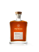 Eine elegante Flasche Metaxa Private Reserve mit einem Holzverschluss, gefüllt mit goldenem, bernsteinfarbenem Likör.
