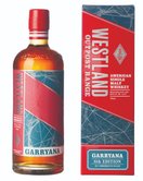 Eine Flasche Garryana Whiskey steht neben der auffälligen Verpackung, die geometrische Muster in Blau und Rot zeigt.