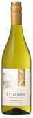Ein hochwertiger Chardonnay in einer grünen Flasche, dekoriert mit einem kunstvollen Etikett und einem goldenen Kapselverschluss.